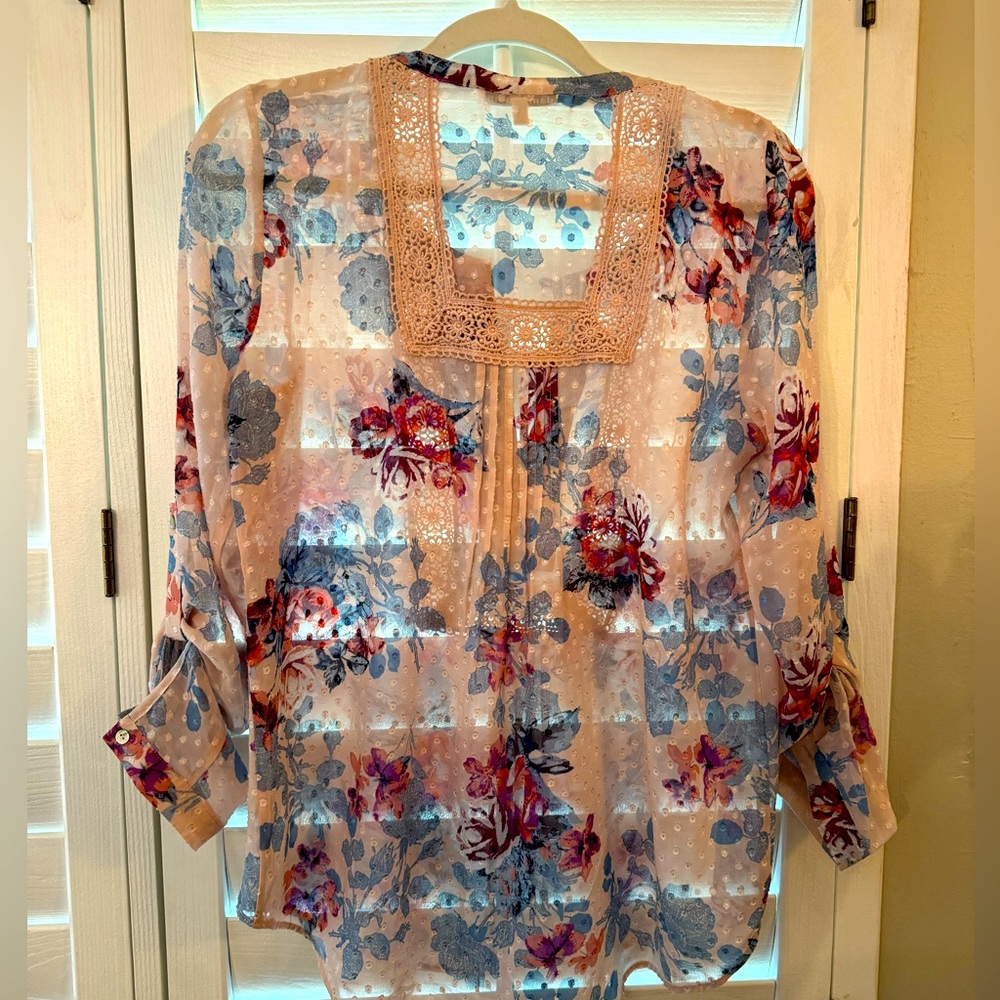 Beautiful Daniel Rainn blouse. - Picture 4 of 7